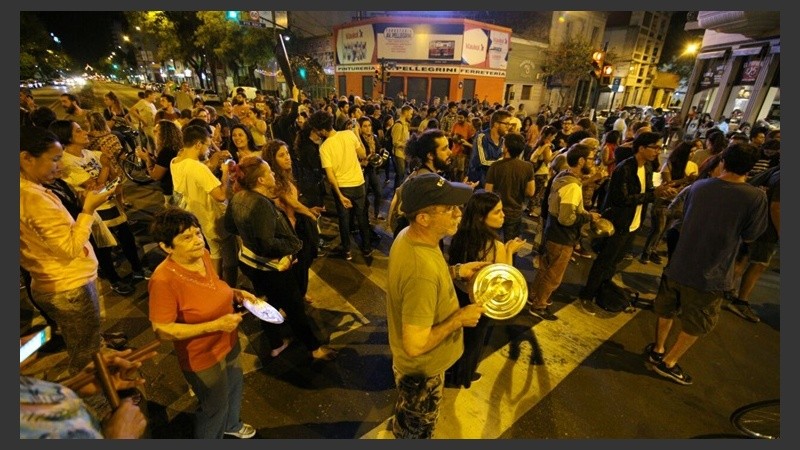 Manifestación de vecinos con cacerolas en Pellegrini y Presidente Roca.