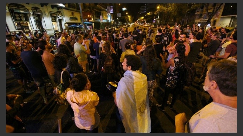 Manifestación de vecinos con cacerolas en Pellegrini y Presidente Roca.