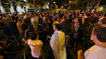 Manifestación de vecinos con cacerolas en Pellegrini y Presidente Roca.