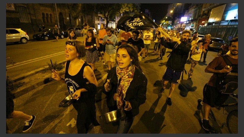 Manifestantes por avenida Pellegrini.