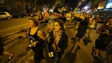 Manifestantes por avenida Pellegrini.