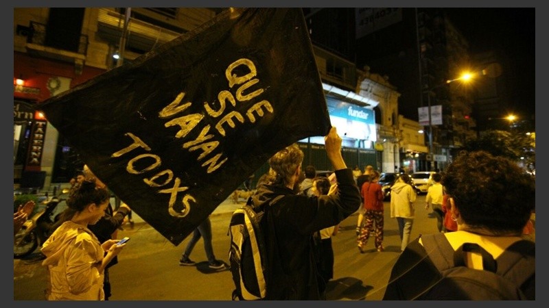 Manifestantes por avenida Pellegrini.