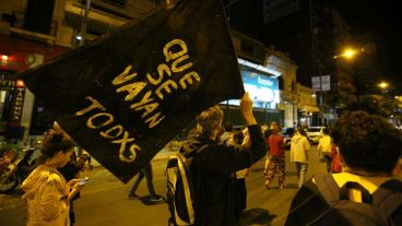 Manifestantes por avenida Pellegrini.