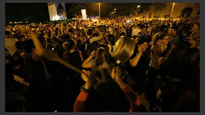 Los manifestantes con cacerolas en el Monumento.