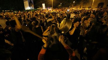 Los manifestantes con cacerolas en el Monumento.