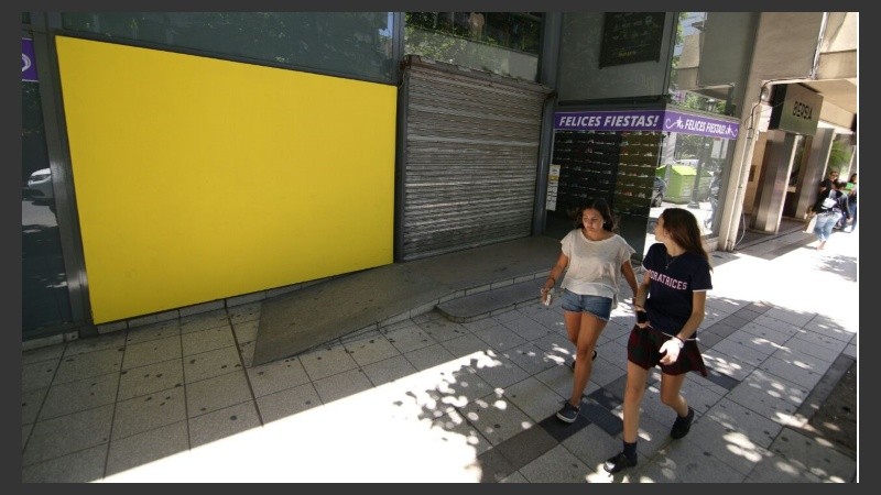 Persianas bajas en el centro hasta el mediodia. 
