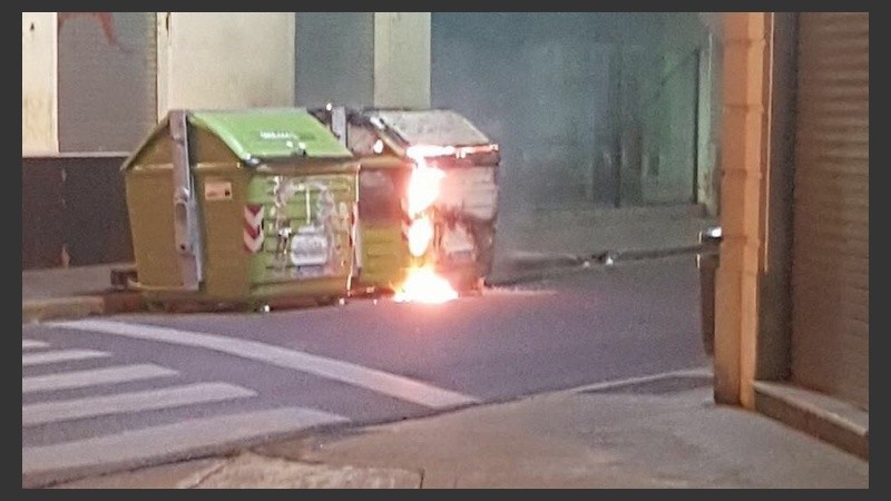 Contenedores en llamas en la esquina de San Lorenzo y Maipú. 