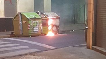 Contenedores en llamas en la esquina de San Lorenzo y Maipú.