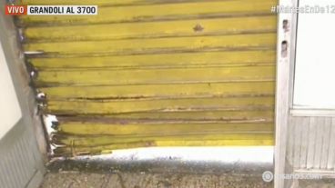 La persiana violentada del comercio.