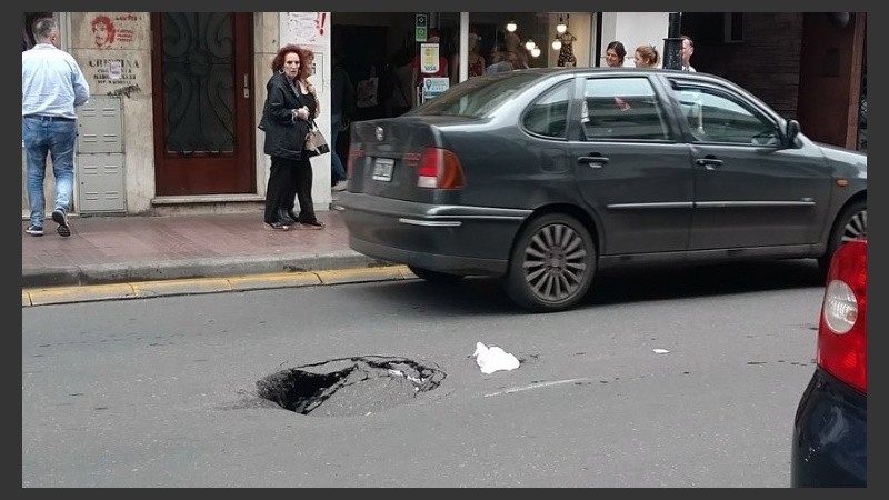 El cráter sorprendió a los transeúntes en Corrientes al 900.