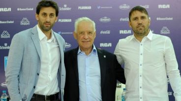 Coudet estuvo acompañado por Diego Milito y el presidente Victor Blanco.
