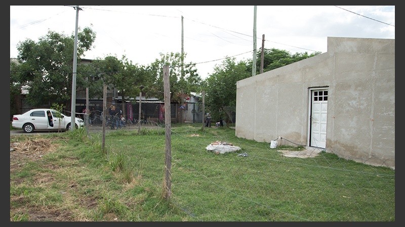 Frente a la puerta blanca, lugar donde fue asesinado la víctima.