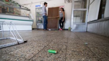 Un casquillo en el piso del local.