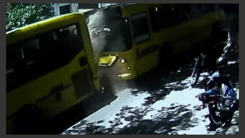 Cámaras de seguridad captaron el momento del choque.
