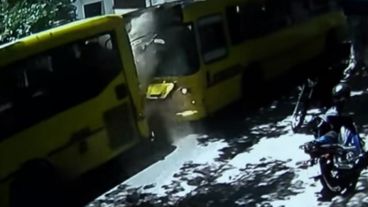 Cámaras de seguridad captaron el momento del choque.