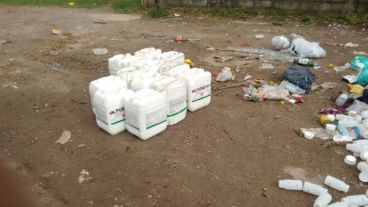 Los envases vacíos en el basural.