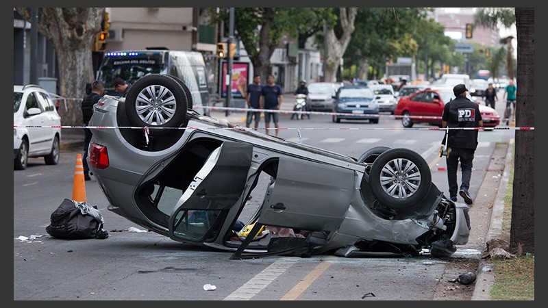 Así quedó el auto volcado sobre avenida Pellegrini.