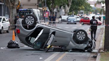 Así quedó el auto volcado sobre avenida Pellegrini.