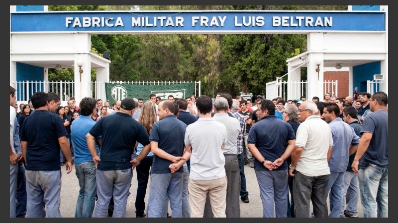 Angustia de los trabajadores en la puerta de la fábrica de Fray Luis Beltrán. 