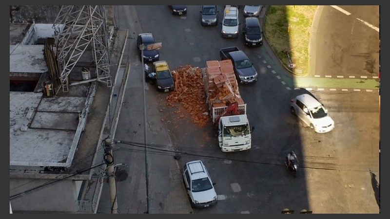Los ladrillos cedieron y cayeron sobre la calle. 