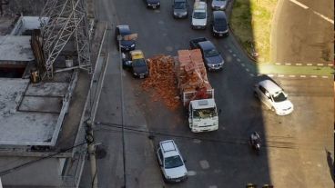 Los ladrillos cedieron y cayeron sobre la calle.