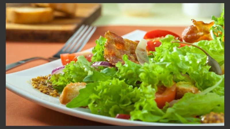 Se recomienda incorporar a vegetales como la lechuga en la dieta diaria.