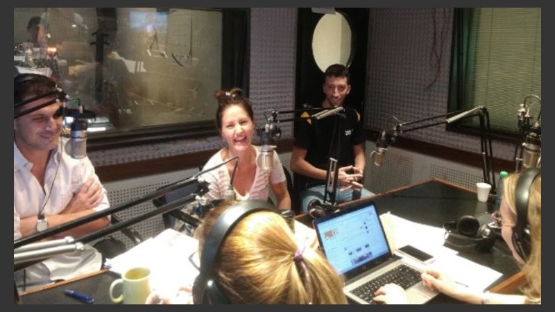 La cantarina con el equipo Radiópolis de verano. 