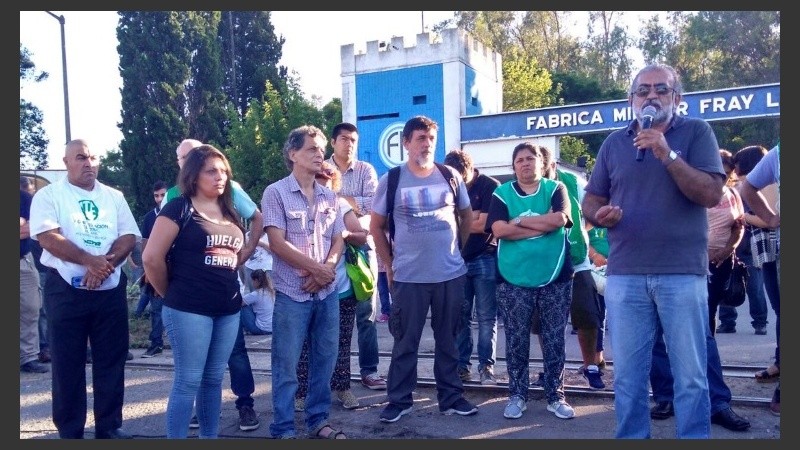Fue una jornada de asamblea en la puerta de la Fábrica Militar. 