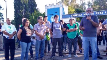 Fue una jornada de asamblea en la puerta de la Fábrica Militar.