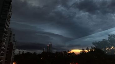 Las nubes de lluvia finalmente "atacaron" el cielo de Rosario.