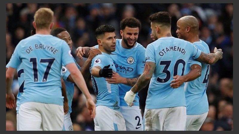 El Kun mira a Otamendi, compañero de la selección, en el festejo.