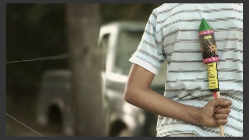 El uso de pirotecnia prohibida sigue cosechando heridos. 