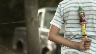 El uso de pirotecnia prohibida sigue cosechando heridos.