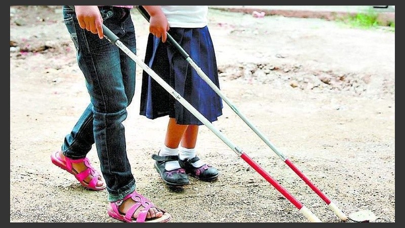 El bastón se considerará como elemento y/o instrumento de apoyo para las personas con esta discapacidad.