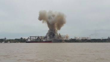 Así se veía el siniestro desde el río.