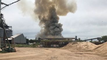 La columna de humo tras la explosión.