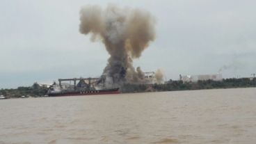 El humo incesante en la planta de Cofco este miércoles.