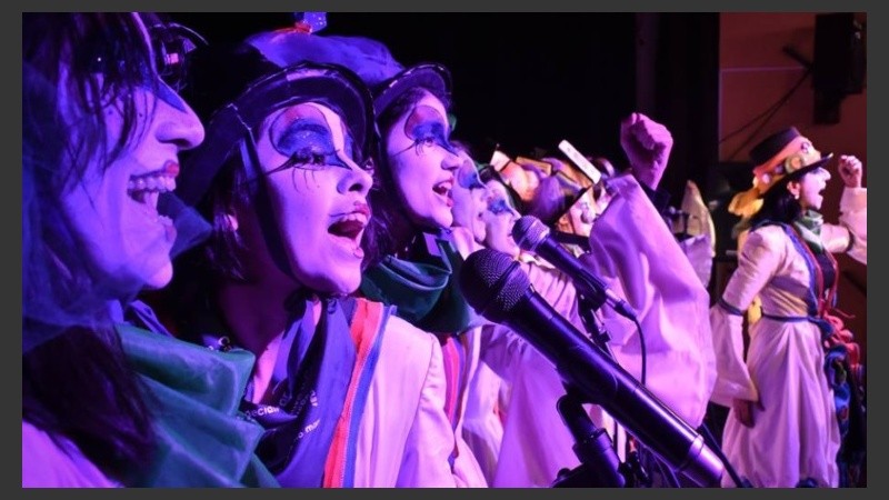 Modestia Aparte se formó en 2012. En la actualidad, está integrada por 21 mujeres; 17 de ellas conforman el corro (en femenino).