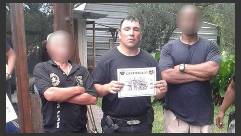 Solís junto a dos compañeros de la fuerza.