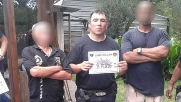 Solís junto a dos compañeros de la fuerza.