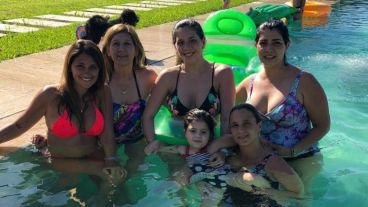 Antonela con su suegra, su cuñada y amigas.