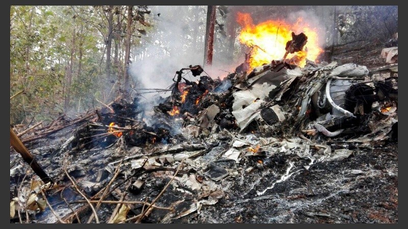 El fuego arrasó con la aeronave y las víctimas quedaron carbonizadas.