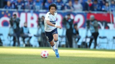 Sho Ito mide la distancia al arco.