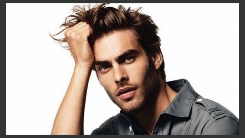 Los tintes en el pelo, y la barba son dos características que destacan y acompañan a los cortes