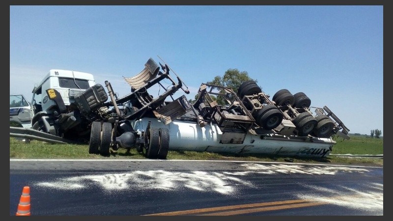 El camión volcado sobre uno de los accesos.