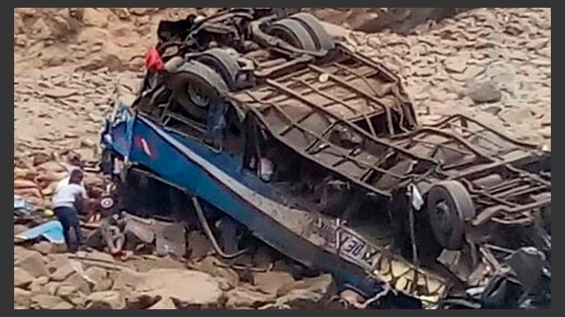 El bus interprovincial desbarrancó a la altura del serpentín de Pasamayo, en Huaral. 