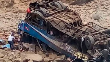 El bus interprovincial desbarrancó a la altura del serpentín de Pasamayo, en Huaral.