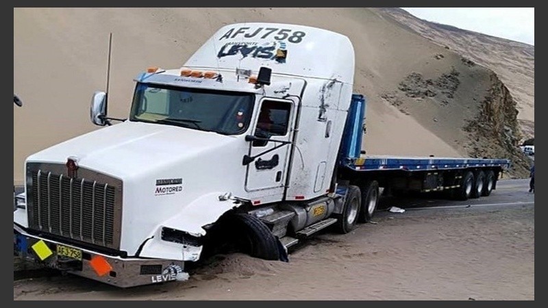 El camión que impactó al micro. 