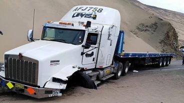 El camión que impactó al micro.