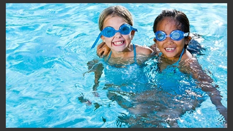 No es conveniente la auto higiene del oído, ya que el cerumen contiene ácidos grasos que protegen naturalmente la piel.